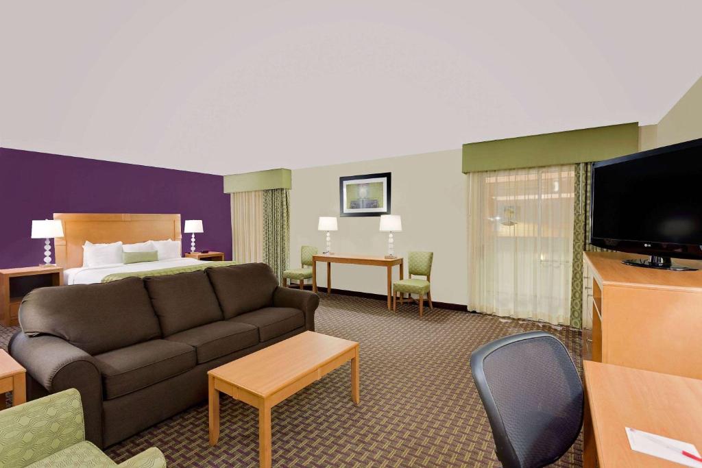 Ramada by Wyndham Marquette - Image 5