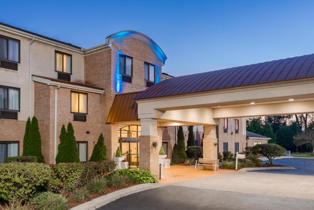 Holiday Inn Express Hotel & Suites Canton by IHG - Image 7