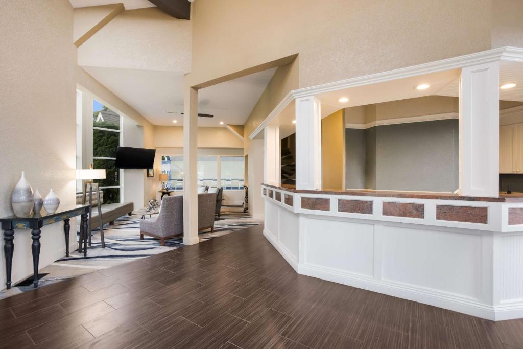 Best Western Harbour Pointe Lakefront - Image 7