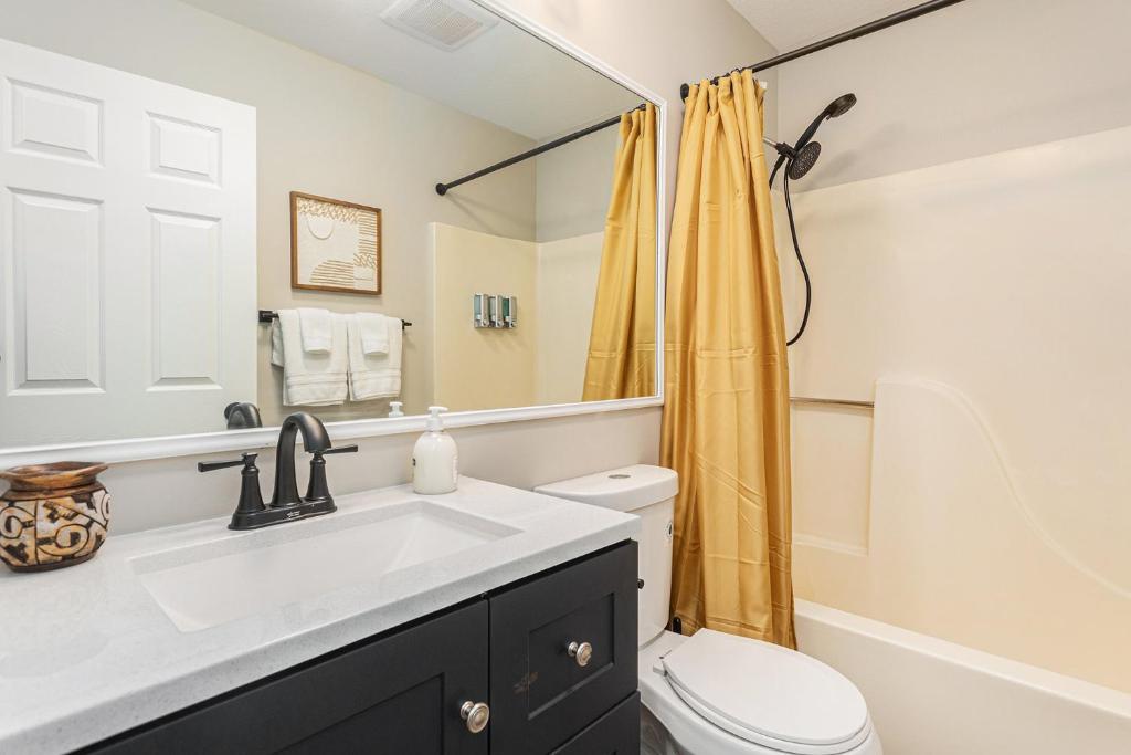 ATLAS - Whole House - 5BR 2BA - Hot Tub - Game Rooms - Theater - Fenced Backyard