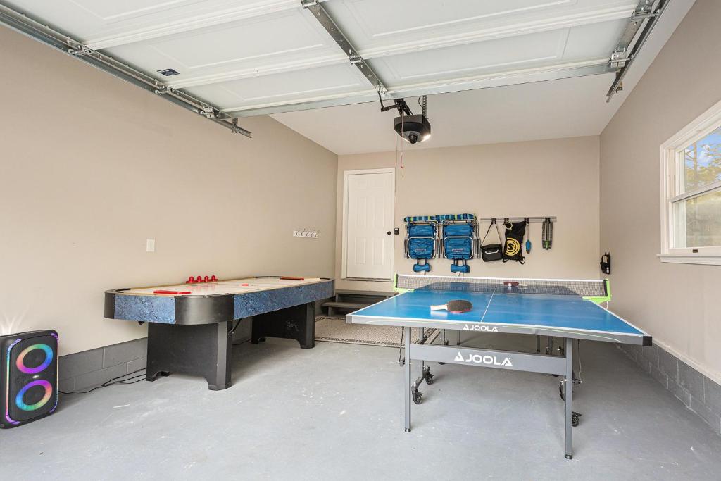 ATLAS - Whole House - 5BR 2BA - Hot Tub - Game Rooms - Theater - Fenced Backyard - Image 8