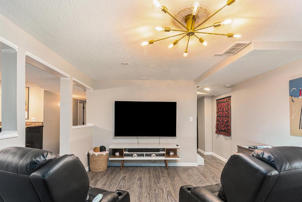 ATLAS - Whole House - 5BR 2BA - Hot Tub - Game Rooms - Theater - Fenced Backyard - Image 4