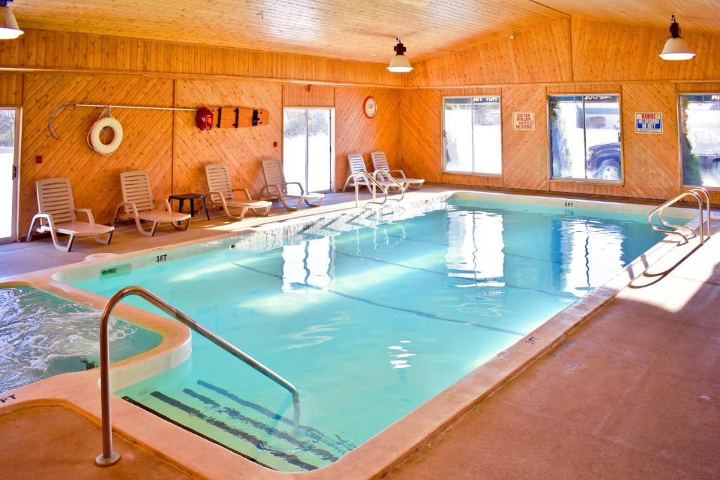 Americas Best Value Inn & Suites - Tahquamenon Country