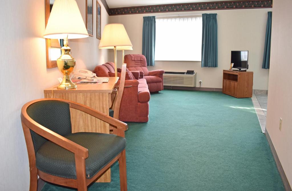 Americas Best Value Inn & Suites - Tahquamenon Country - Image 6