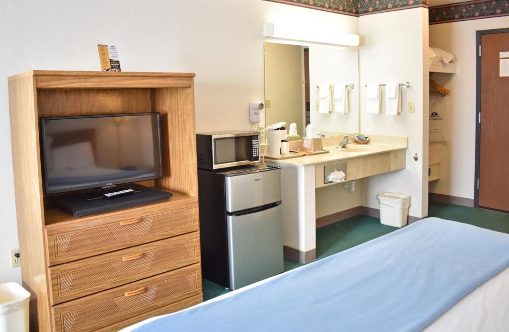 Americas Best Value Inn & Suites - Tahquamenon Country - Image 5