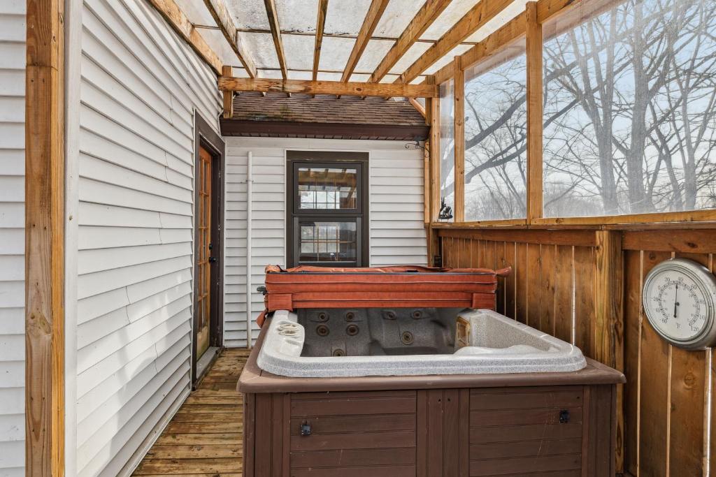 Farmhouse in Battle Creek whit hub tube