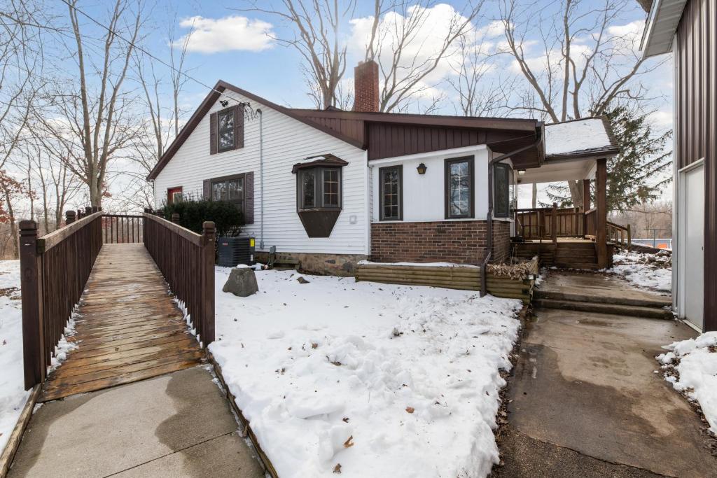 Farmhouse in Battle Creek whit hub tube