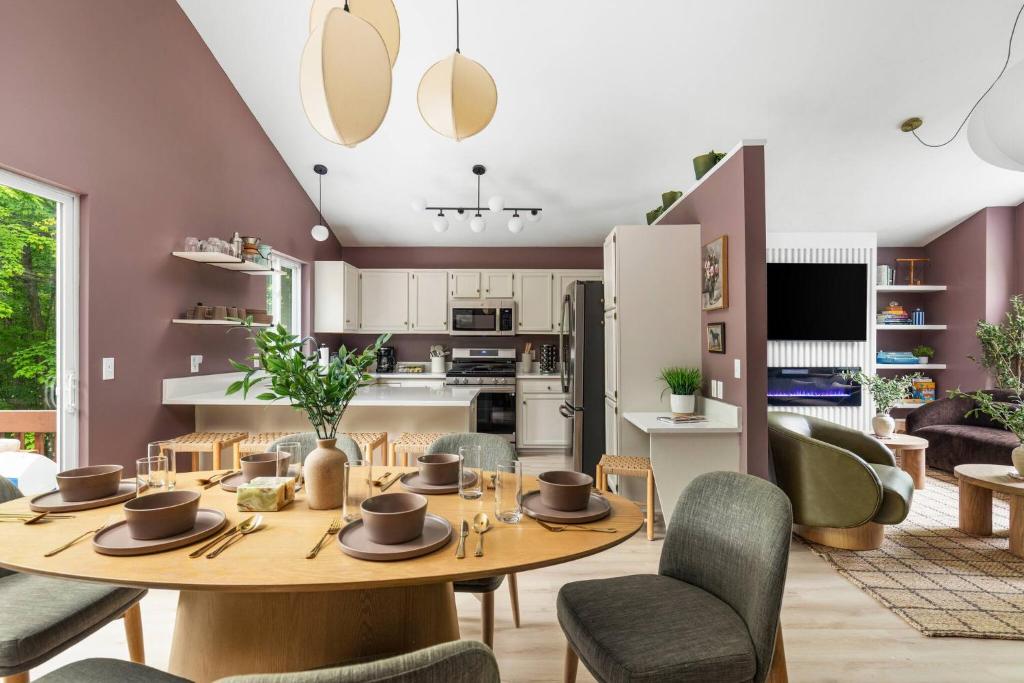 Traverse Retreat-Hot Tub, Fire Pit, Disc Golf - Image 4