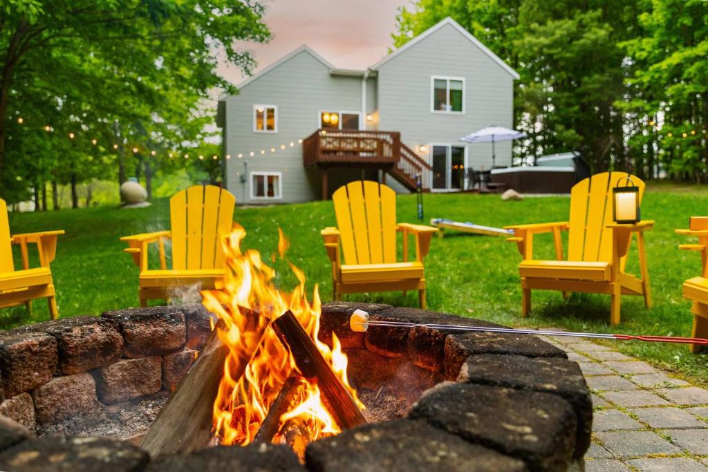 Traverse Retreat-Hot Tub, Fire Pit, Disc Golf