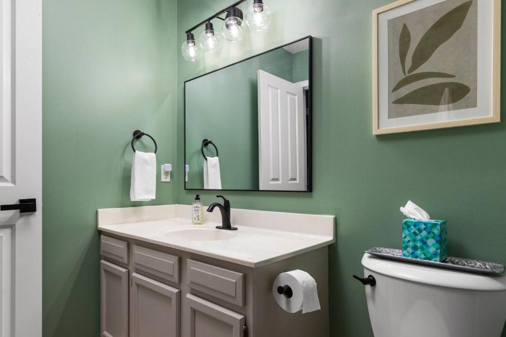 Traverse Retreat-Hot Tub, Fire Pit, Disc Golf - Image 8