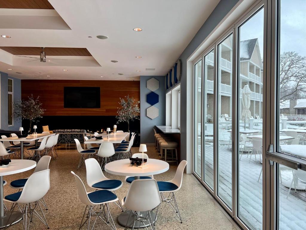 Bay Pointe Inn - Image 4