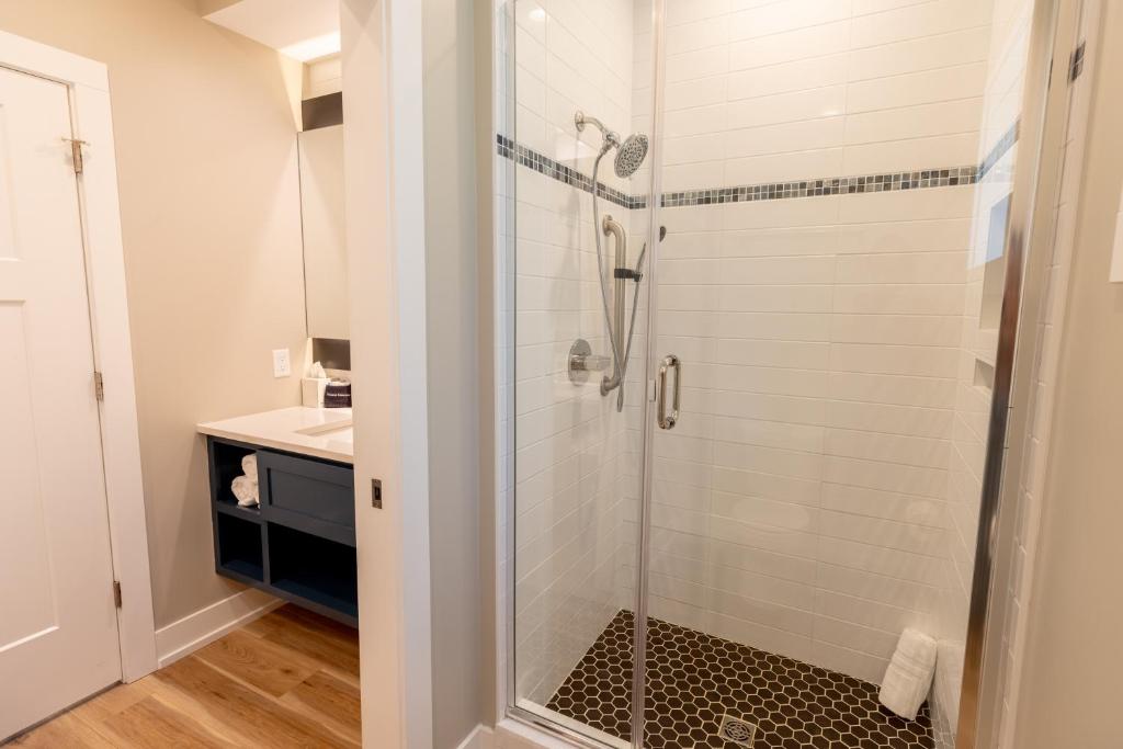 Bay Pointe Inn - Image 7