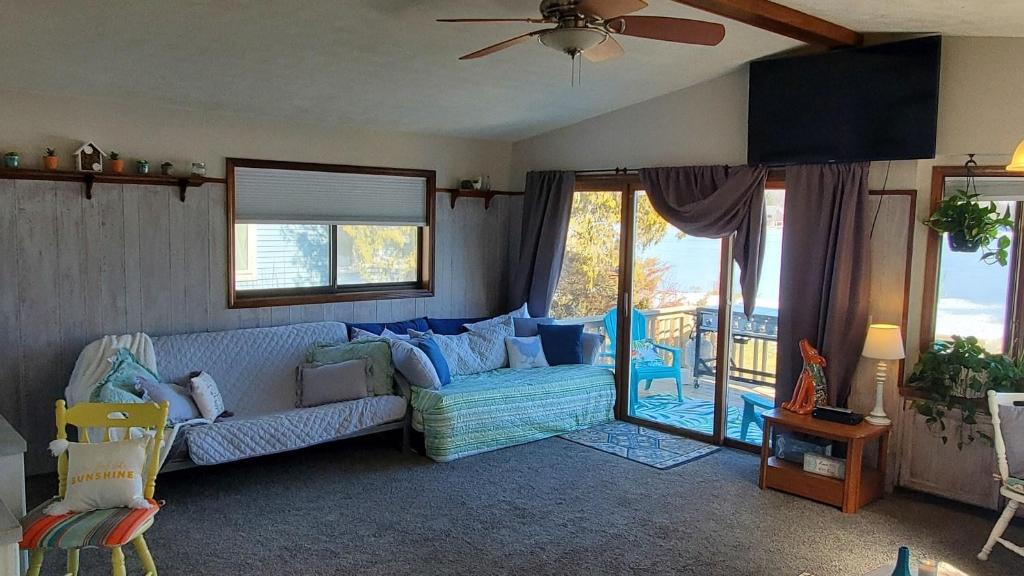 Airport Waterfront Cottage w transportation - Image 6