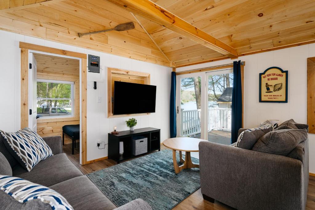 Fishing-Arbutus Lake-Pontoon Rental-Family Friendly - Image 5