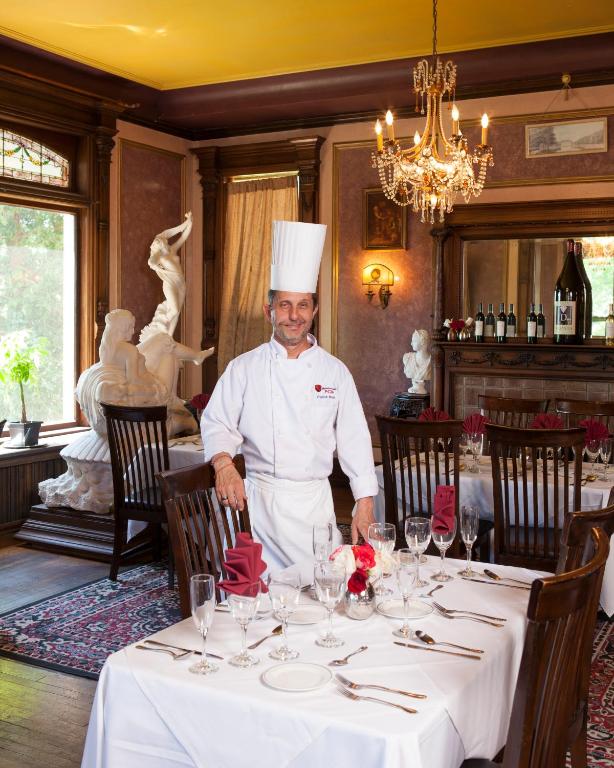 Henderson Castle Inn - Image 8