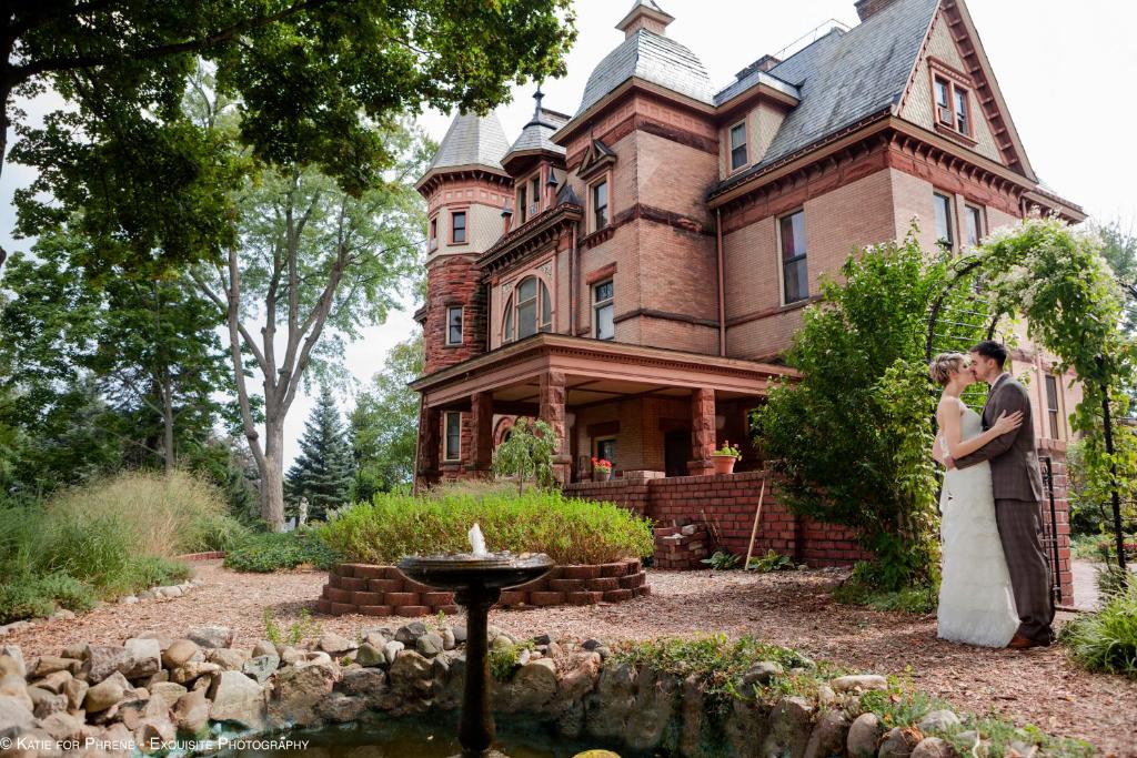 Henderson Castle Inn - Image 6