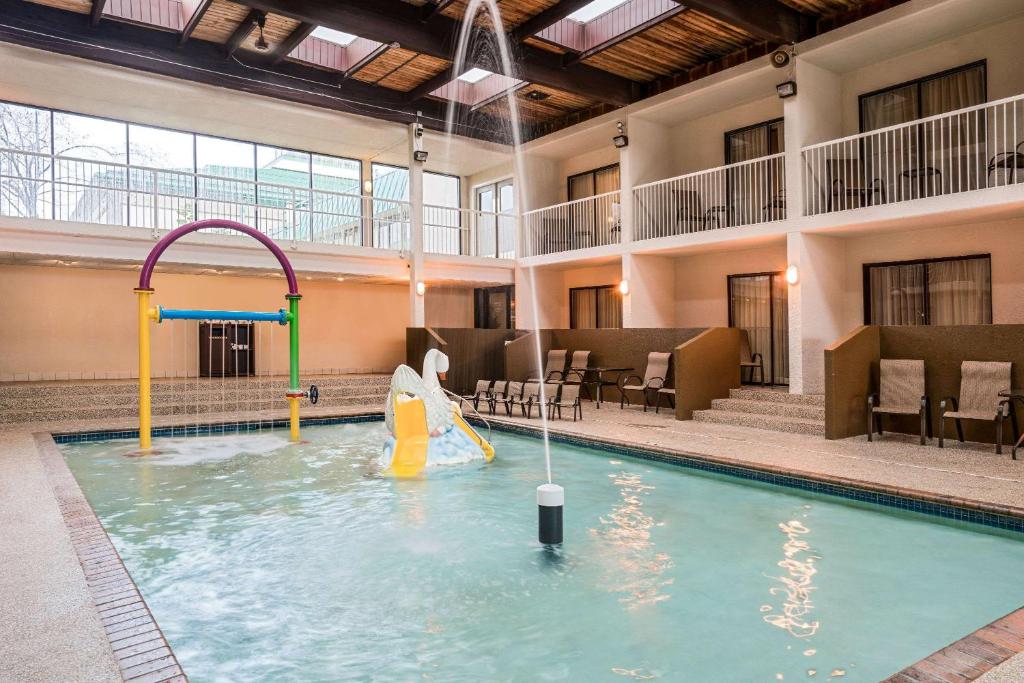 Ramada by Wyndham Plymouth Hotel & Conference Center - Image 7