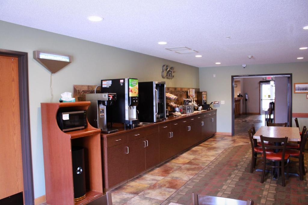 Canby Inn and Suites - Image 5