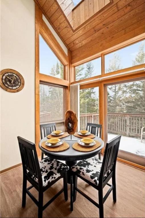 Charming Lutsen Ski-In Ski-Out Townhome with Pools and Hot Tub - Image 4
