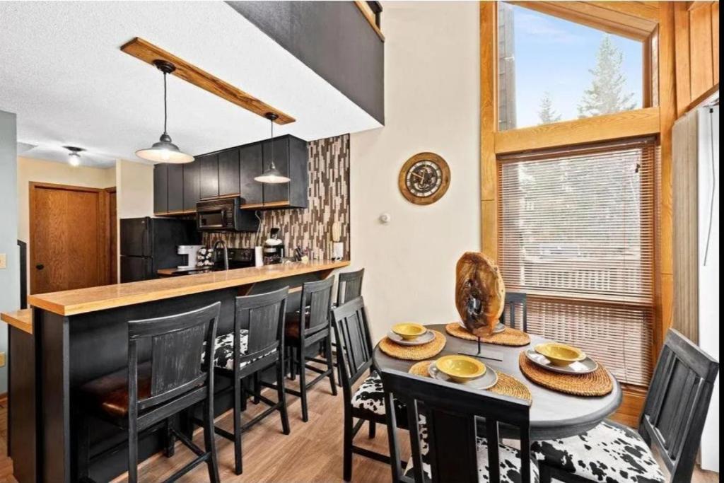 Charming Lutsen Ski-In Ski-Out Townhome with Pools and Hot Tub - Image 8