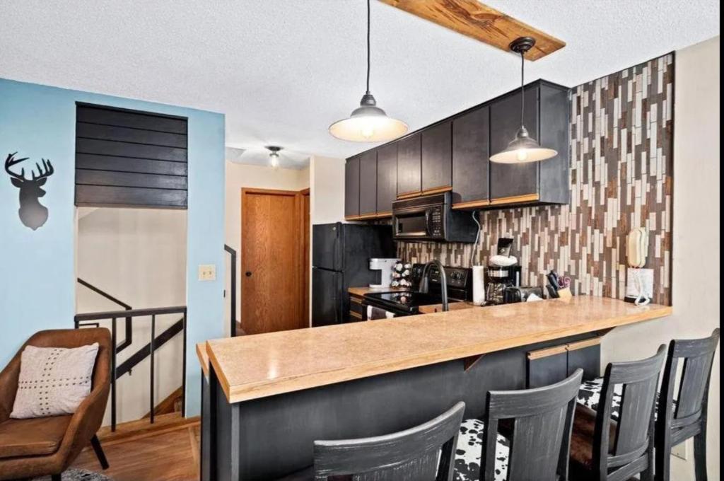 Charming Lutsen Ski-In Ski-Out Townhome with Pools and Hot Tub - Image 5