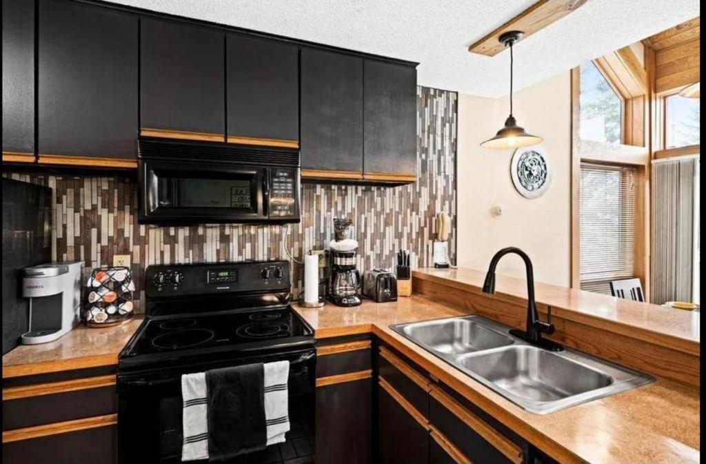 Charming Lutsen Ski-In Ski-Out Townhome with Pools and Hot Tub - Image 7