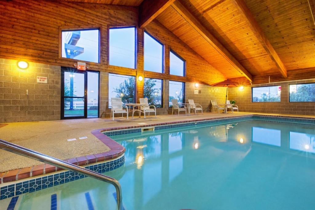 AmericInn by Wyndham Blue Earth - Image 4