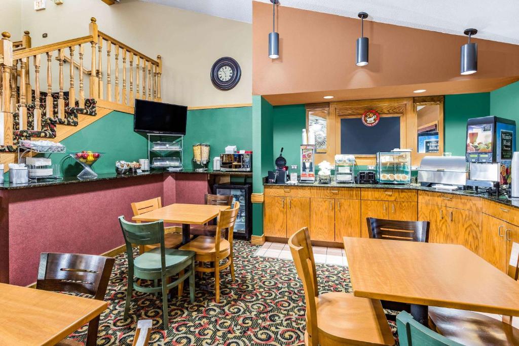 AmericInn by Wyndham Blue Earth - Image 5