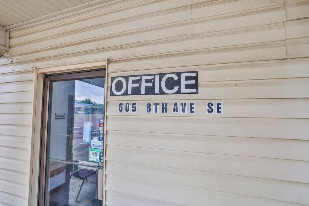 OYO Hotel Pipestone MN, Canterbury Park - Image 5