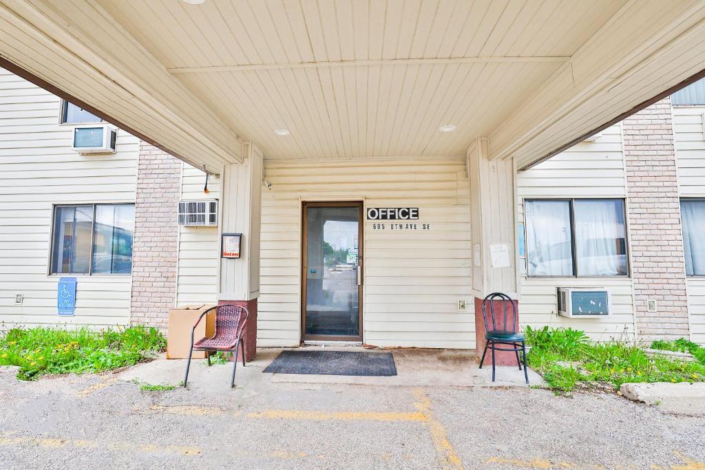 OYO Hotel Pipestone MN, Canterbury Park - Image 4