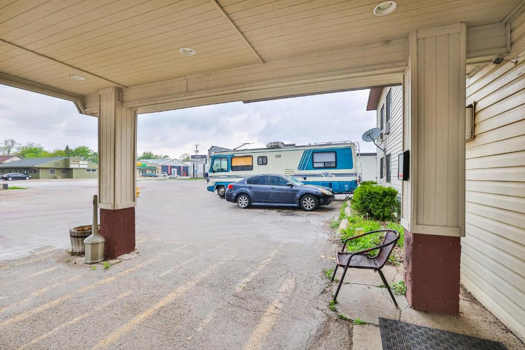 OYO Hotel Pipestone MN, Canterbury Park - Image 6