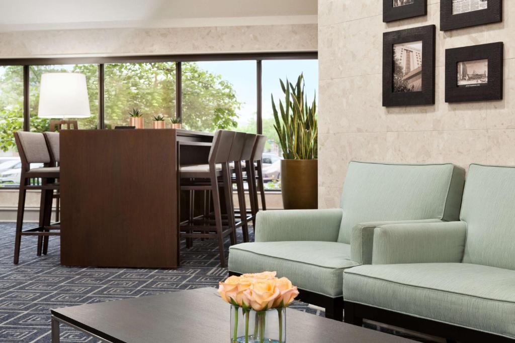 DoubleTree by Hilton Minneapolis Park Place - Image 8