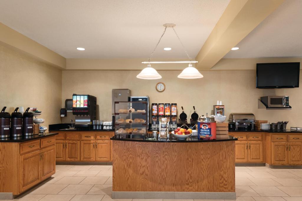 Country Inn & Suites by Radisson, Mankato Hotel and Conference Center, MN - Image 5