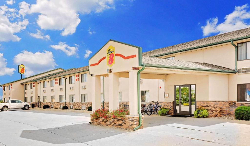 Super 8 by Wyndham St. James - Image 7