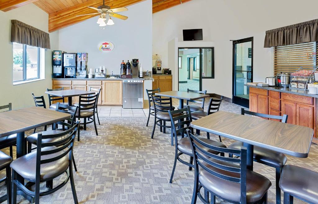 Super 8 by Wyndham St. James - Image 5