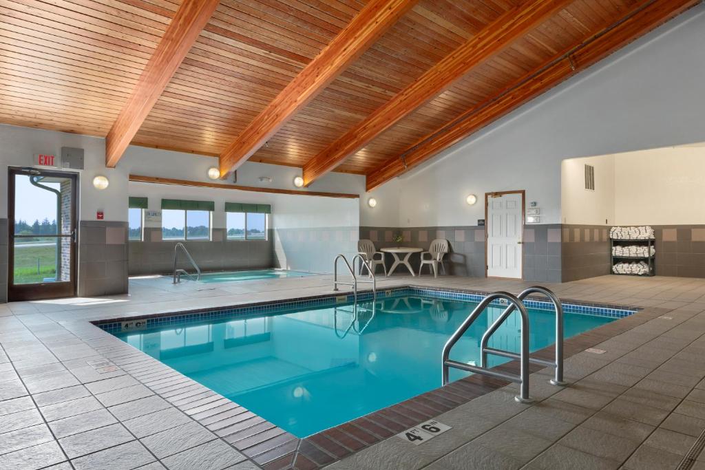 Super 8 by Wyndham St. James - Image 4