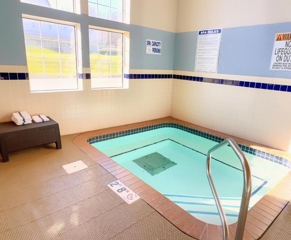 Country Trails Inn &Suites