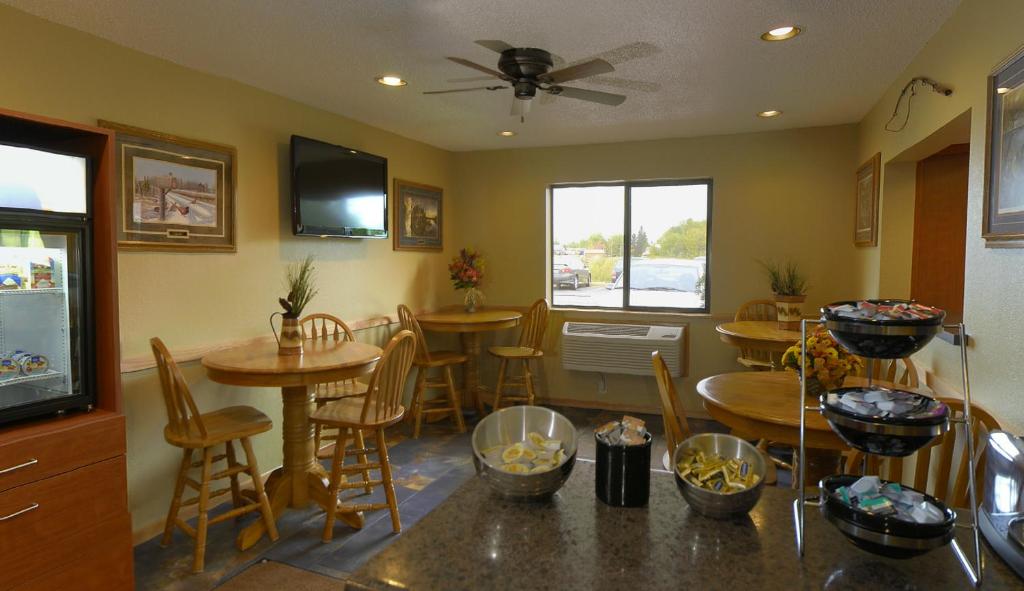 America's Best Value Inn & Suites International Falls - Image 4