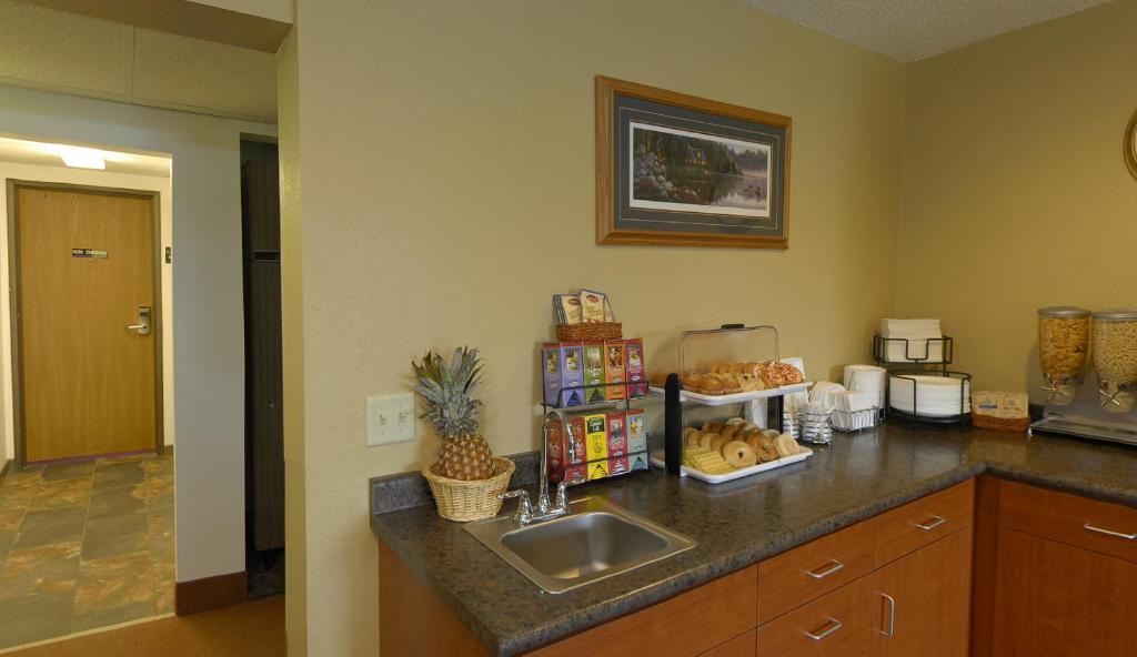 America's Best Value Inn & Suites International Falls - Image 6