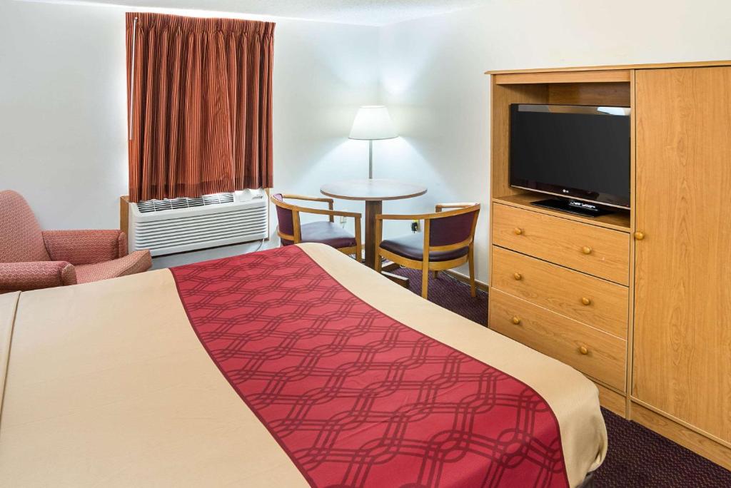 Rodeway Inn & Suites - Image 4