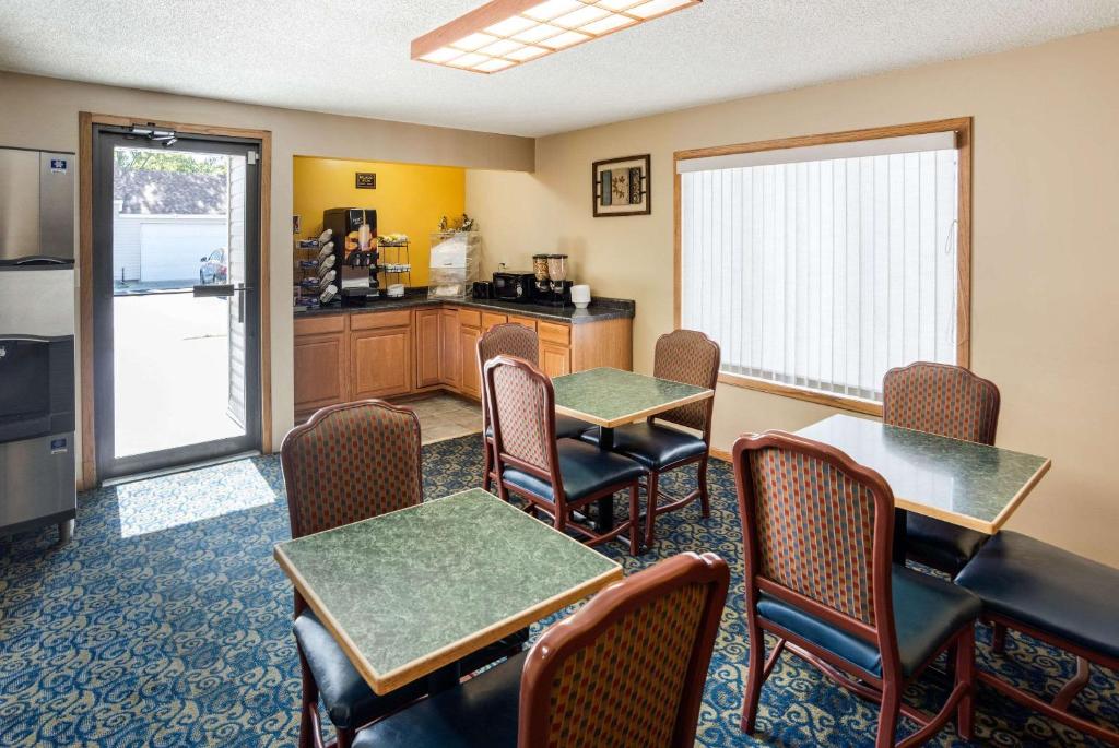 Rodeway Inn & Suites - Image 8