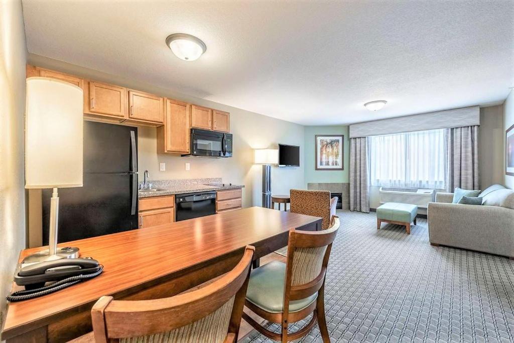 AmeriVu Inn and Suites - Chisago City - Image 4