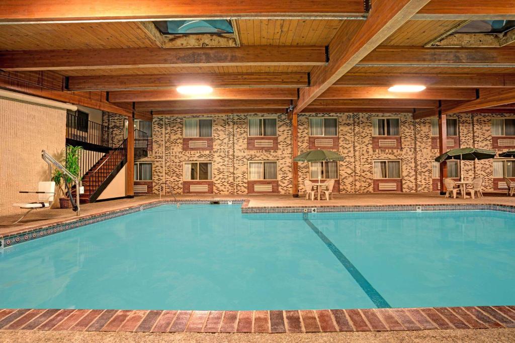 Super 8 by Wyndham Monticello - Image 4