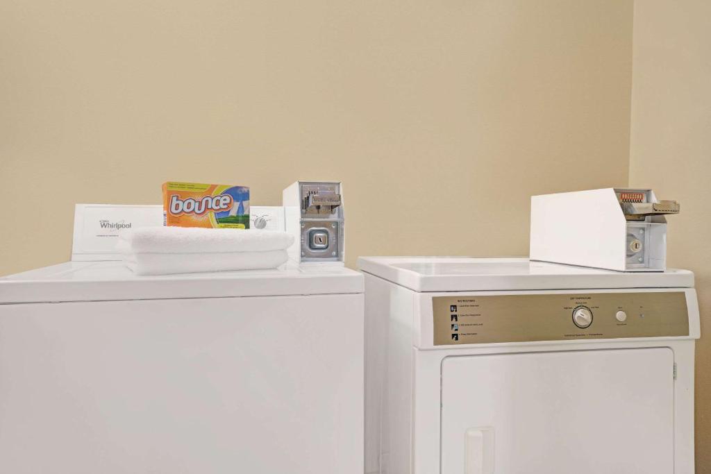 Super 8 by Wyndham Monticello - Image 5