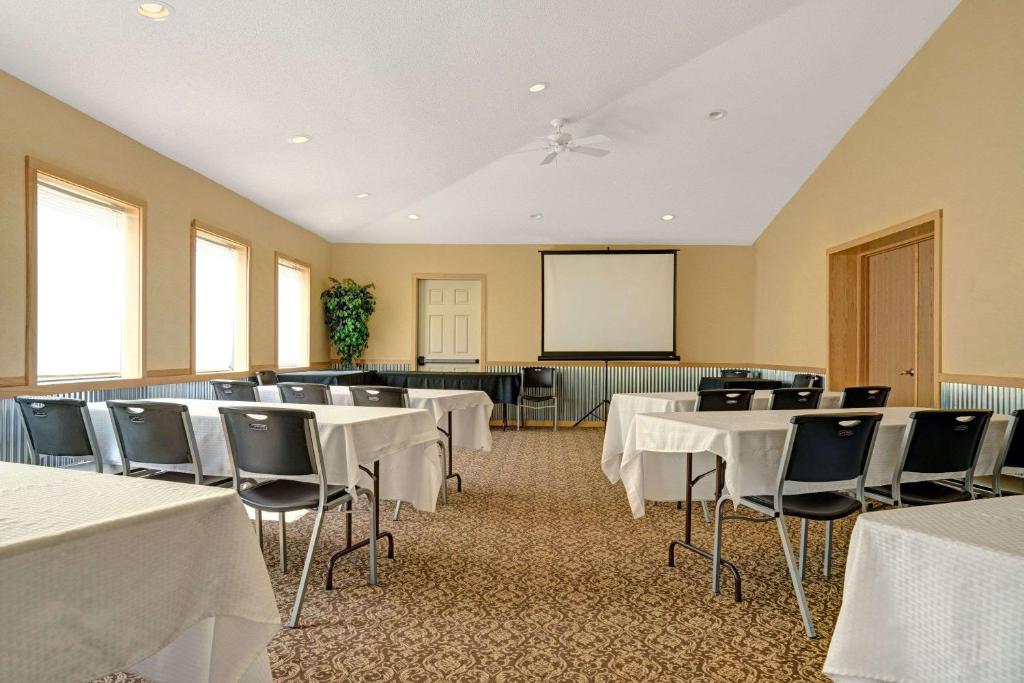 Super 8 by Wyndham Monticello - Image 7