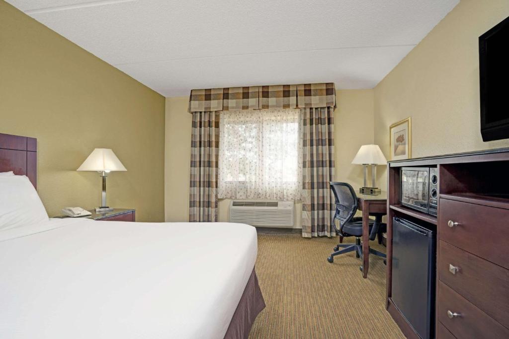 Super 8 by Wyndham Monticello - Image 8