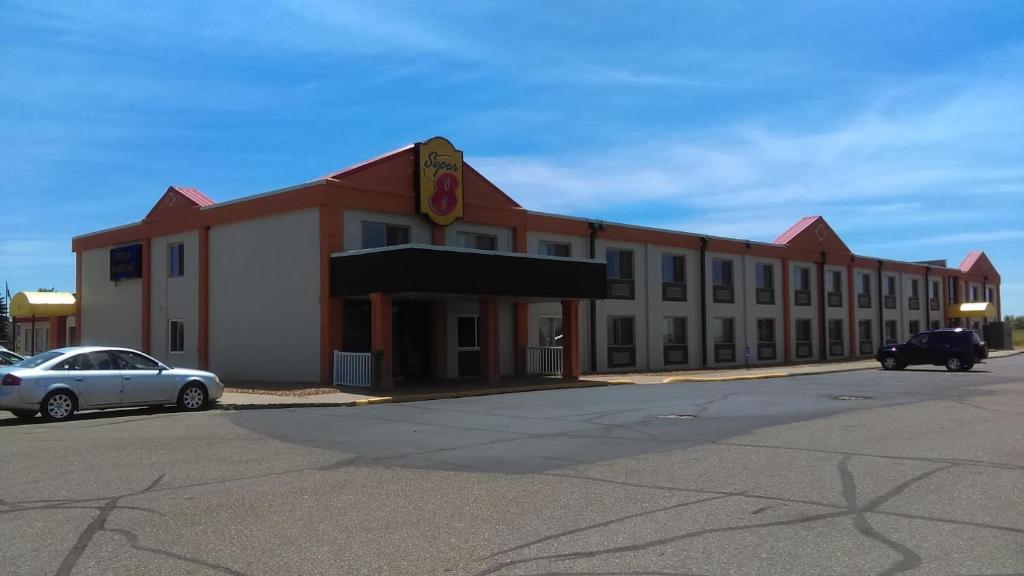 Super 8 by Wyndham Monticello - Image 6