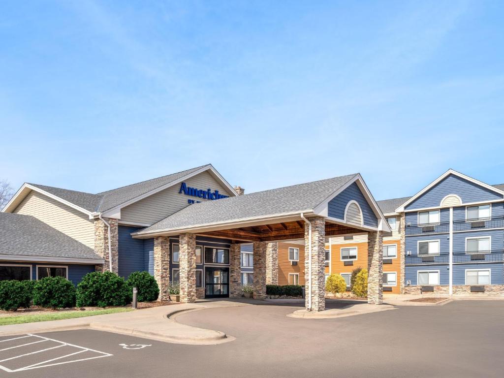AmericInn by Wyndham Shakopee Near Canterbury Park - Image 7