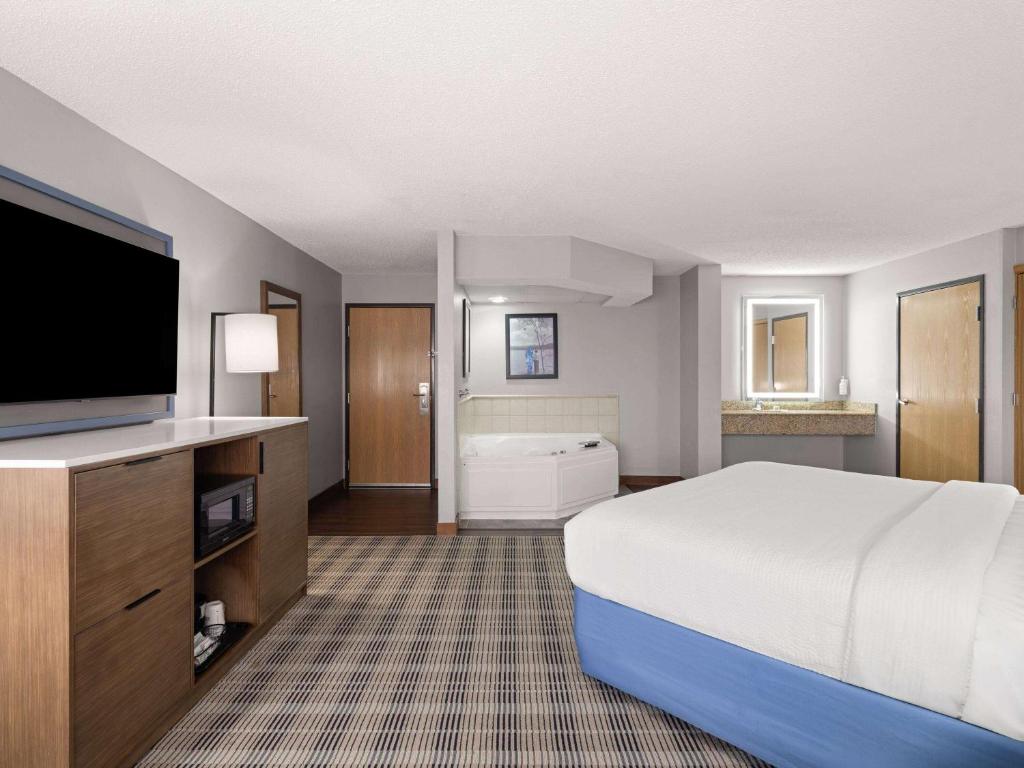 AmericInn by Wyndham Shakopee Near Canterbury Park