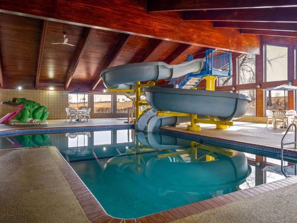 AmericInn by Wyndham Shakopee Near Canterbury Park - Image 4